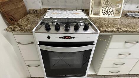 ÓTIMO APARTAMENTO EM PRÉDIO FRENTE AO MAR