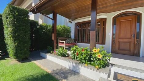 CASA DE 5 DORMITÓRIOS PARA LOCAÇÃO DE TEMPORADA JURERÊ INTERNACIONAL