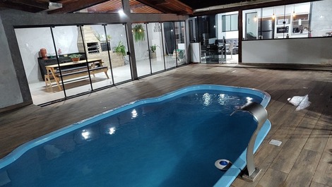 Vista da piscina para a aérea de festas e cozinha 