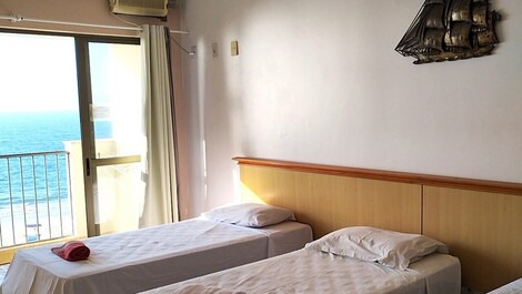 🏣🌅Apartamento de 2 dormitorios frente al mar, condominio con piscina justo en la arena🏖️