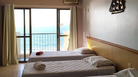 🏣🌅Apartamento de 2 dormitorios frente al mar, condominio con piscina justo en la arena🏖️