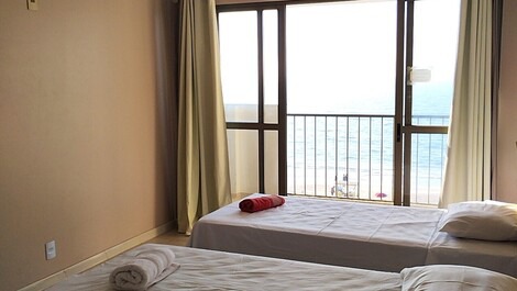 🏣🌅Apartamento de 2 dormitorios frente al mar, condominio con piscina justo en la arena🏖️