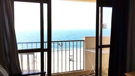🏣🌅Apartamento de 2 dormitorios frente al mar, condominio con piscina justo en la arena🏖️