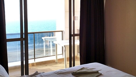 🏣🌅Apartamento de 2 dormitorios frente al mar, condominio con piscina justo en la arena🏖️