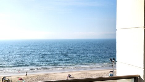 🏣🌅Apartamento de 2 dormitorios frente al mar, condominio con piscina justo en la arena🏖️