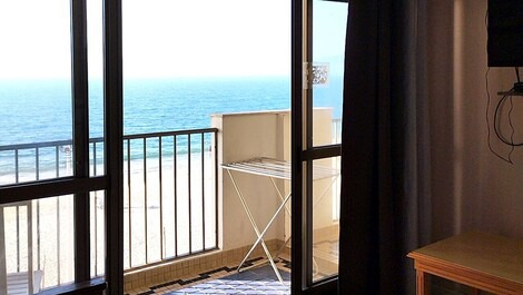 🏣🌅Apartamento de 2 dormitorios frente al mar, condominio con piscina justo en la arena🏖️