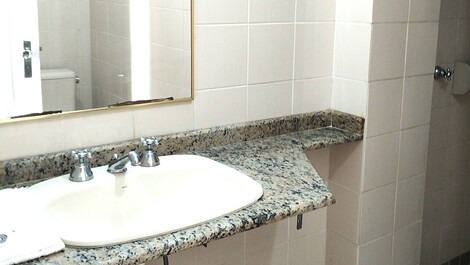 🏣🌅Apartamento de 2 dormitorios frente al mar, condominio con piscina justo en la arena🏖️