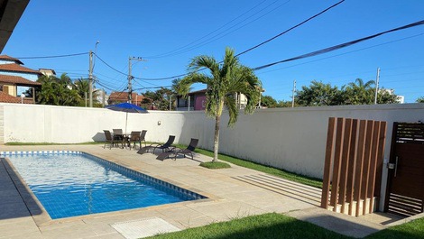 Piscina vista do estacionamento