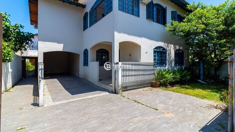 Casa com 4 quartos a poucos passos da Praia do Campeche