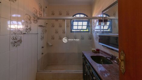 Casa com 4 quartos a poucos passos da Praia do Campeche