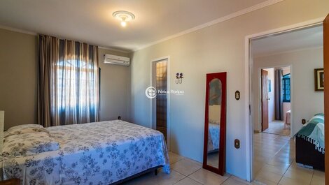 Casa com 4 quartos a poucos passos da Praia do Campeche