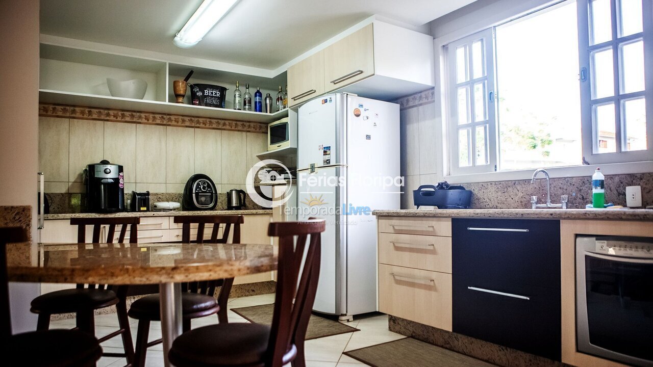 Casa para aluguel de temporada em Florianopolis (Campeche)