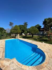 Piscina de 55.000 litros, com profundidade de 1,40 a 1,60m.