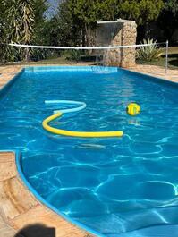 Vôlei na piscina! 😎