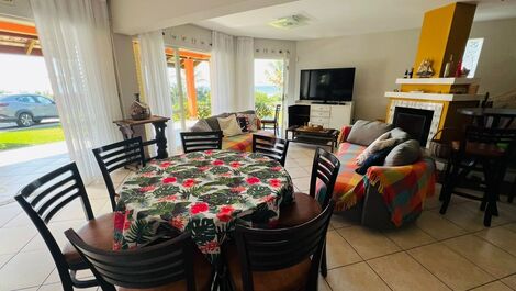 House with 4 bedrooms, all suites facing the sea in Canto Grande