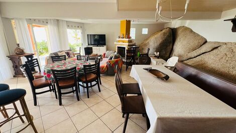 House with 4 bedrooms, all suites facing the sea in Canto Grande