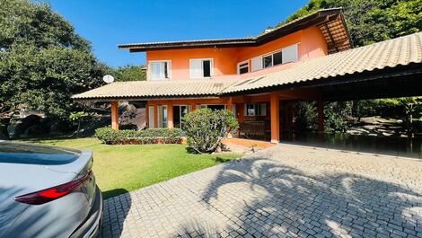 House with 4 bedrooms, all suites facing the sea in Canto Grande