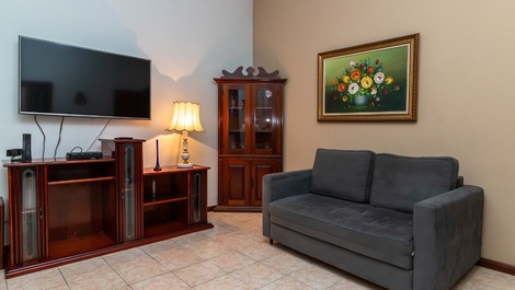 Sofá-cama de casal na sala.