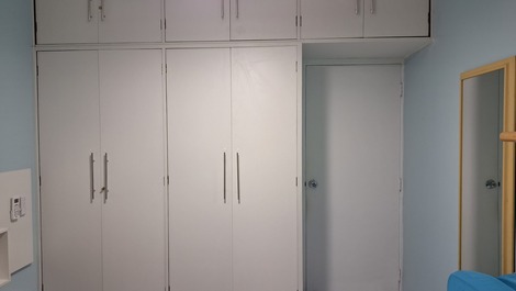 Guarda-roupas do primeiro quarto 