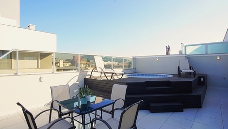 Linda Cobertura con piscina privada, cancha de tenis, cerca del mar!