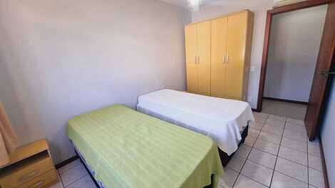 Apartamento de 2 dormitórios na avenida principal centro de Bombinhas