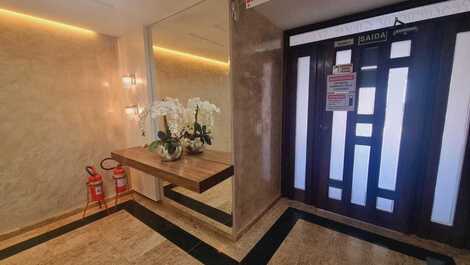 Apartamento de 2 dormitórios na avenida principal centro de Bombinhas