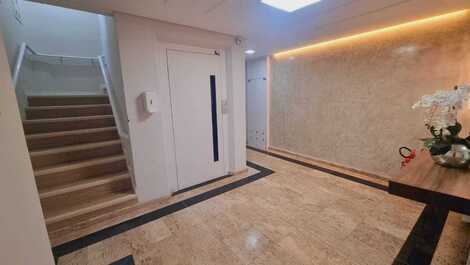 Apartamento de 2 dormitórios na avenida principal centro de Bombinhas