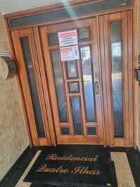 Apartamento de 2 dormitórios na avenida principal centro de Bombinhas