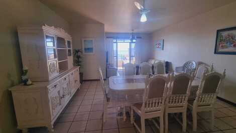 Apartamento de 3 dormitorios en Bombinhas con vista al mar