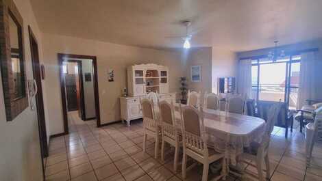 Apartamento de 3 dormitorios en Bombinhas con vista al mar