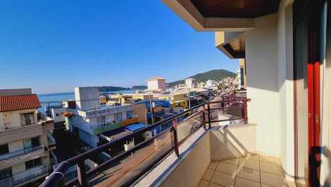 Apartamento de 3 dormitorios en Bombinhas con vista al mar