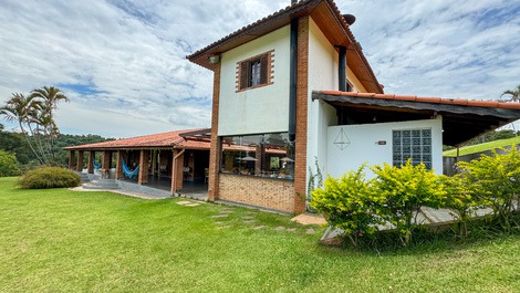 Comfort and Elegance: Refuge with Pool and Nature 40 Min from SP