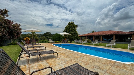Comfort and Elegance: Refuge with Pool and Nature 40 Min from SP