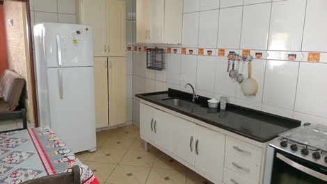 "cozinha completa com todos os utensílios"