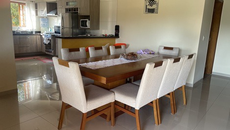 Sala de jantar com oito lugares 