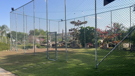 Campo de futebol com rede 