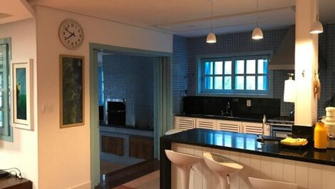 CERFECT HOME, OCEAN FRONT WITH 5 BEDROOMS IN THE CENTER OF BOMBINHAS BEACH