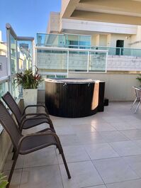 3 suites en Avenida de Bombas, con pequeña alberca en el balcón