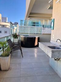 3 suites en Avenida de Bombas, con pequeña alberca en el balcón