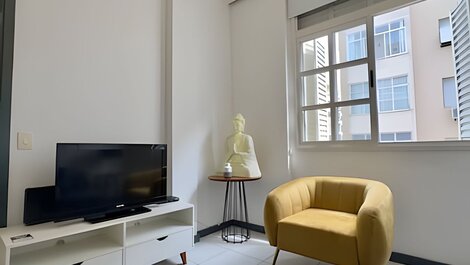 Apartamento com uma suíte para alugar em copacabana, com piscina vista mar no terraço