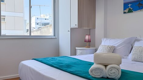 Apartamento recentemente reformado com 2 dormitorios para alugar no posto 10 de ipanema