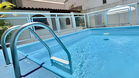 Apartamento recentemente reformado com 2 dormitorios para alugar no posto 10 de ipanema