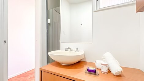 Apartamento recentemente reformado com 2 dormitorios para alugar no posto 10 de ipanema