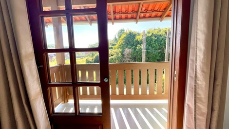 SOBRADO COM PISCINA ENTRE AS BELAS PRAIAS, MARISCAL E CANTO GRANDE!!