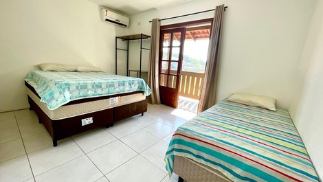 SOBRADO COM PISCINA ENTRE AS BELAS PRAIAS, MARISCAL E CANTO GRANDE!!