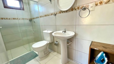 SOBRADO COM PISCINA ENTRE AS BELAS PRAIAS, MARISCAL E CANTO GRANDE!!