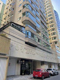 APARTMENT WITH 3 BEDROOMS, 1 OF WHICH IS A SUITE