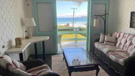Casa 4 dormitórios com acesso pé na areia e vista panorâmica do mar
