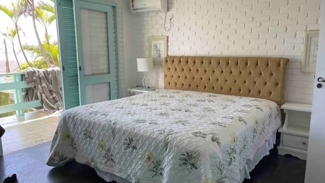 Casa 4 dormitórios com acesso pé na areia e vista panorâmica do mar