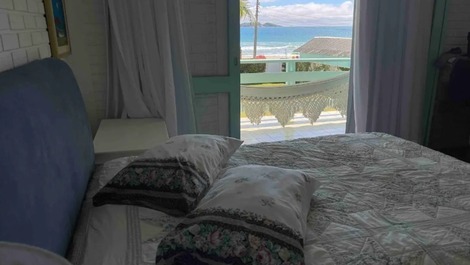 Casa 4 dormitórios com acesso pé na areia e vista panorâmica do mar